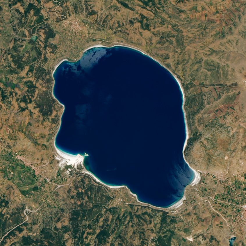 Satellite view of Lake Salda's bright shoreline (NASA Earth Observatory)